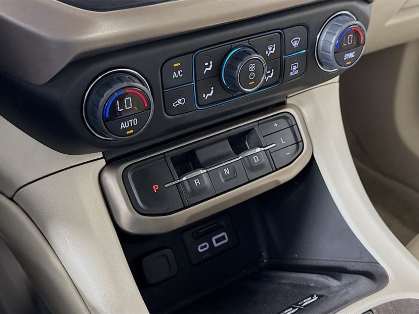 2022 GMC Acadia - Image 17