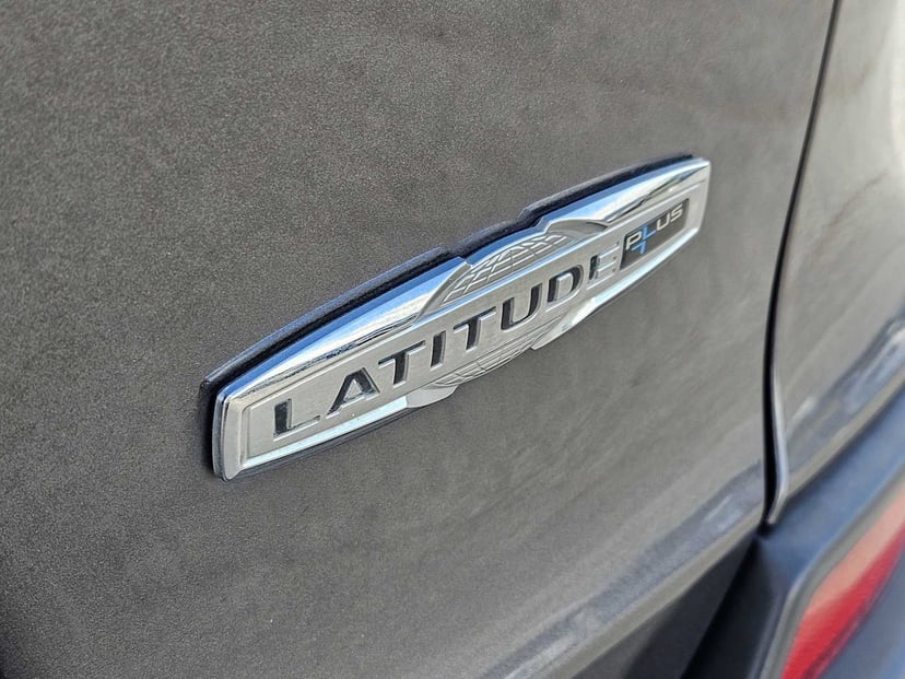 2020 Jeep Cherokee - Image 11