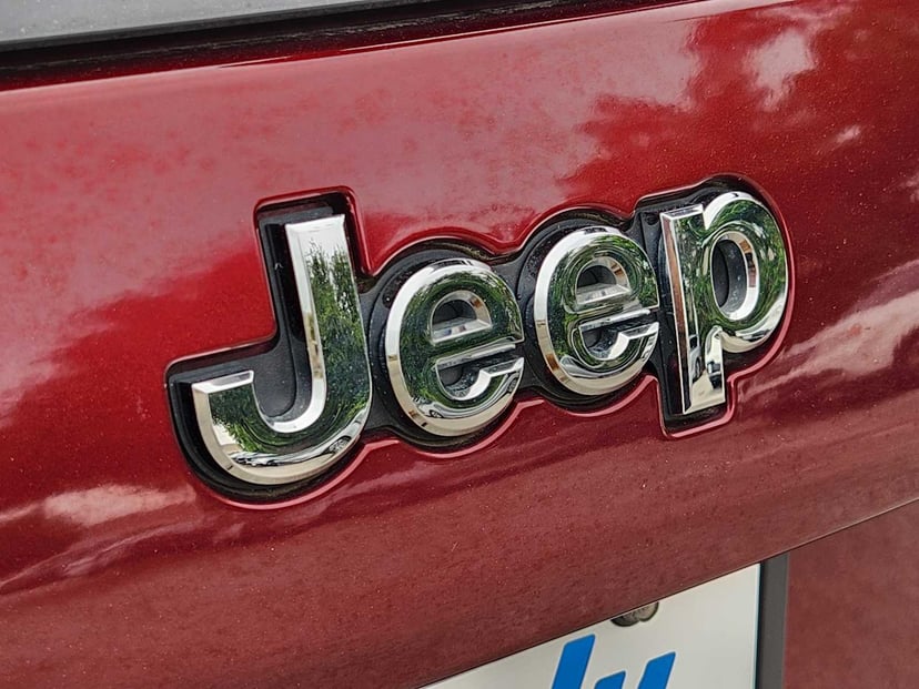 2020 Jeep Cherokee - Image 11
