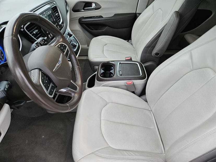 2018 Chrysler Pacifica - Image 12