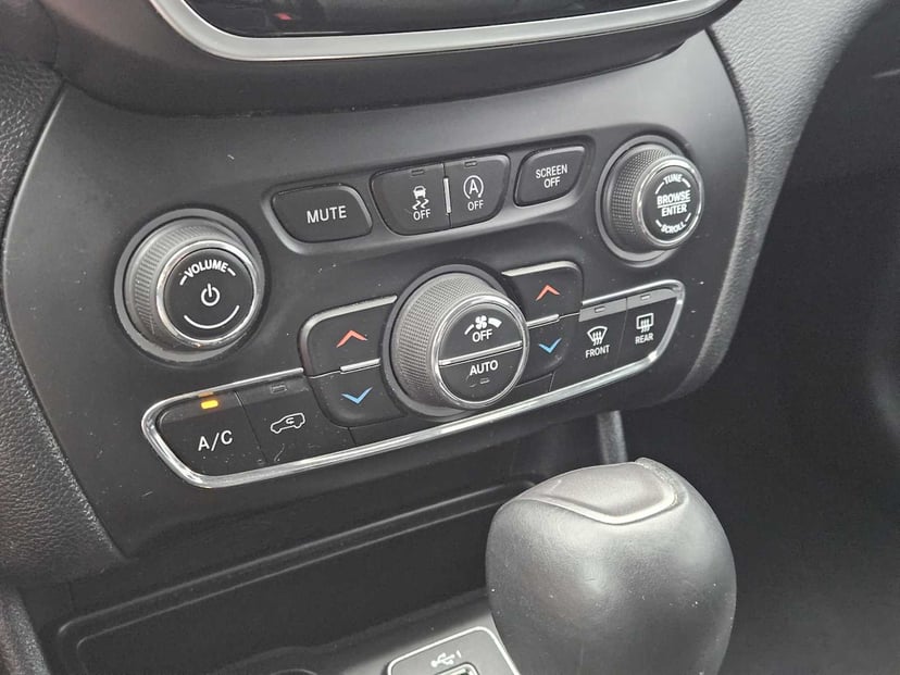 2019 Jeep Cherokee - Image 19