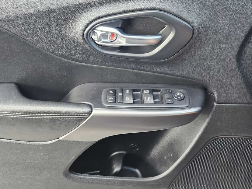 2020 Jeep Cherokee - Image 22