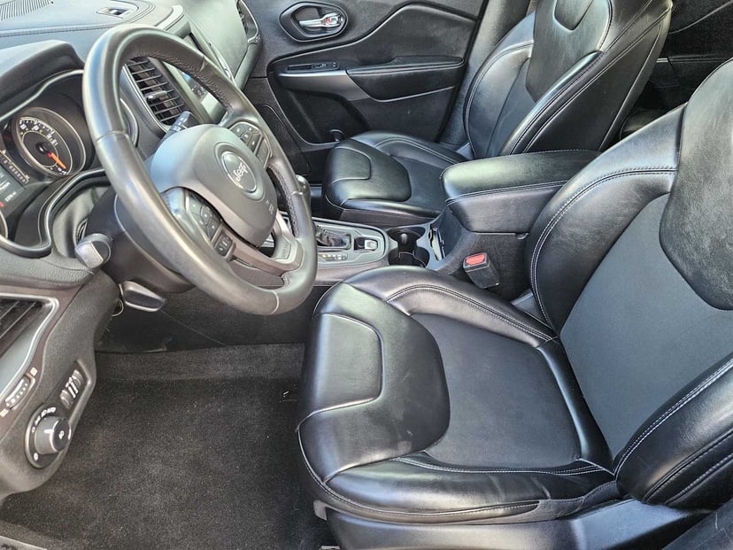 2020 Jeep Cherokee - Image 12