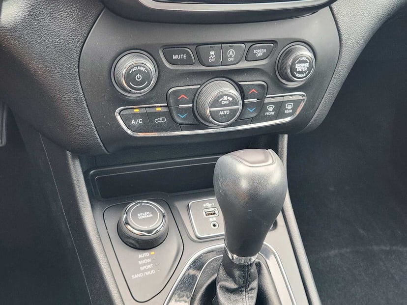 2020 Jeep Cherokee - Image 18