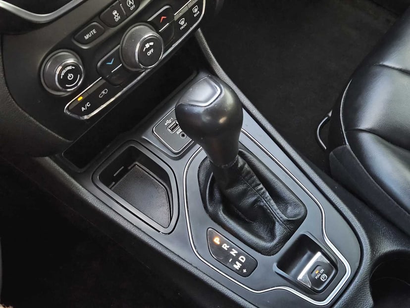2020 Jeep Cherokee - Image 19
