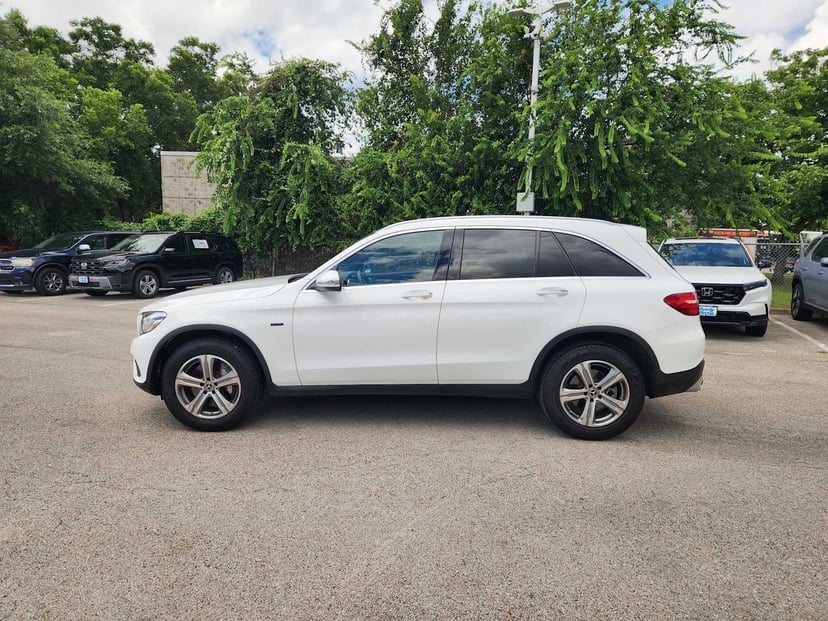 2019 Mercedes-Benz GLC 350e - Image 3