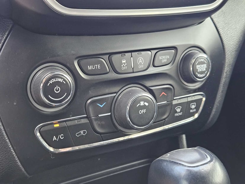 2020 Jeep Cherokee - Image 18