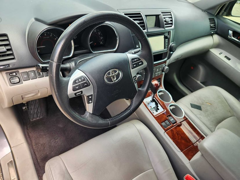 2013 Toyota Highlander - Image 2