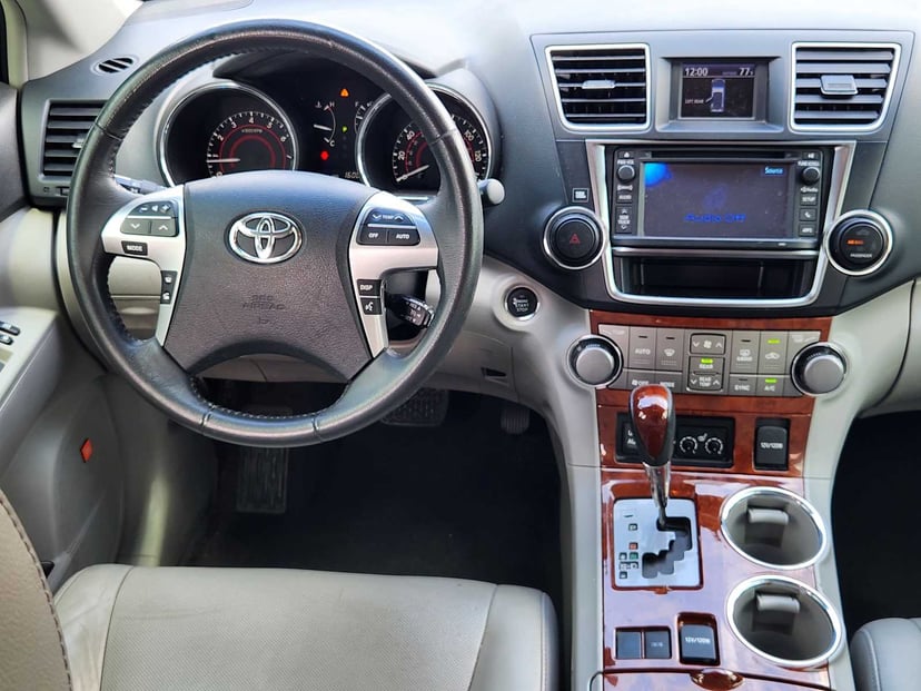2013 Toyota Highlander - Image 26