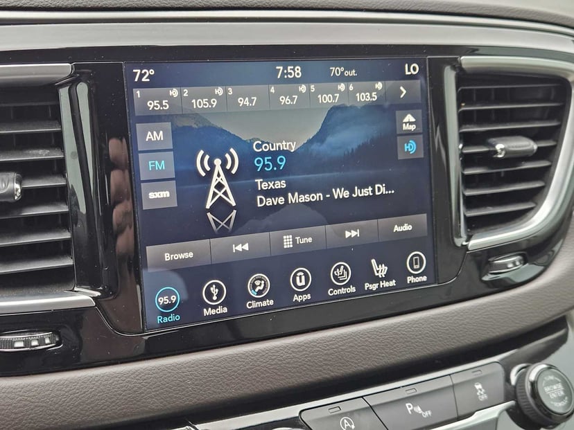 2018 Chrysler Pacifica - Image 16