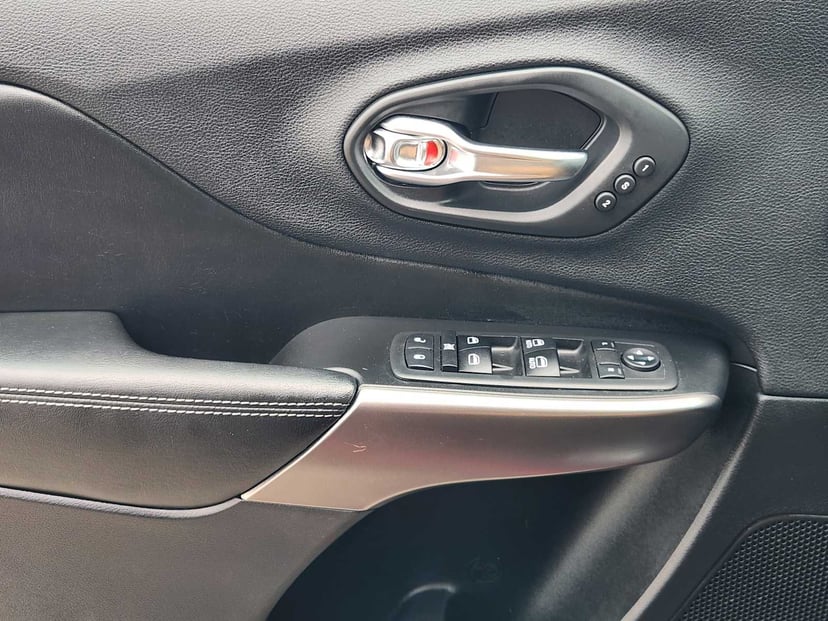 2020 Jeep Cherokee - Image 22