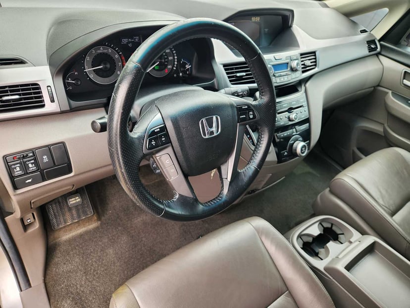 2011 Honda Odyssey - Image 2