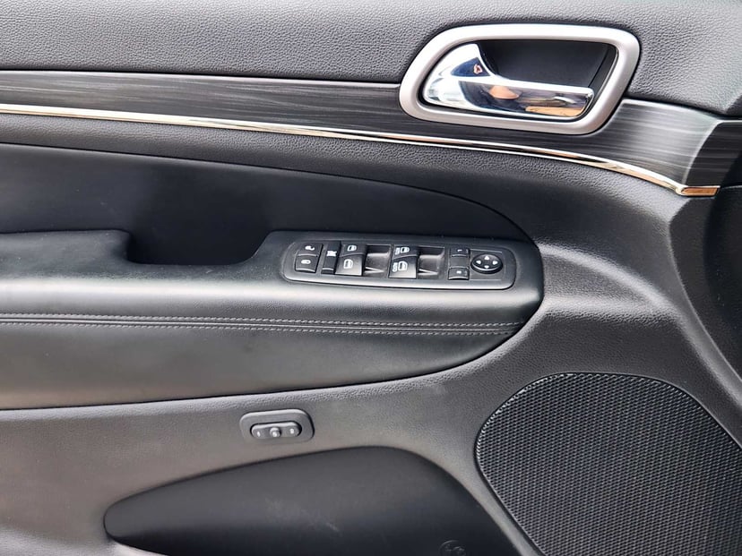 2020 Jeep Grand Cherokee - Image 23
