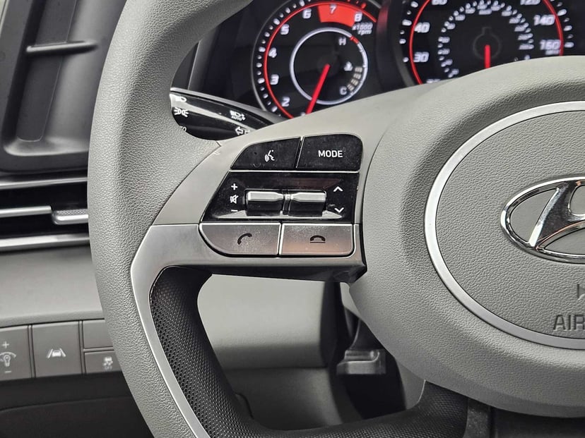 2023 Hyundai Elantra - Image 25