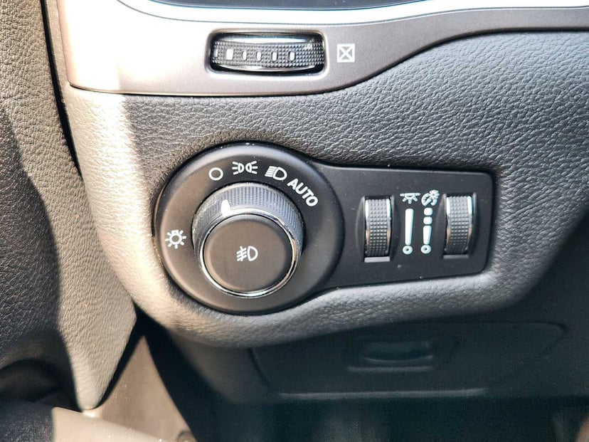 2019 Jeep Cherokee - Image 22