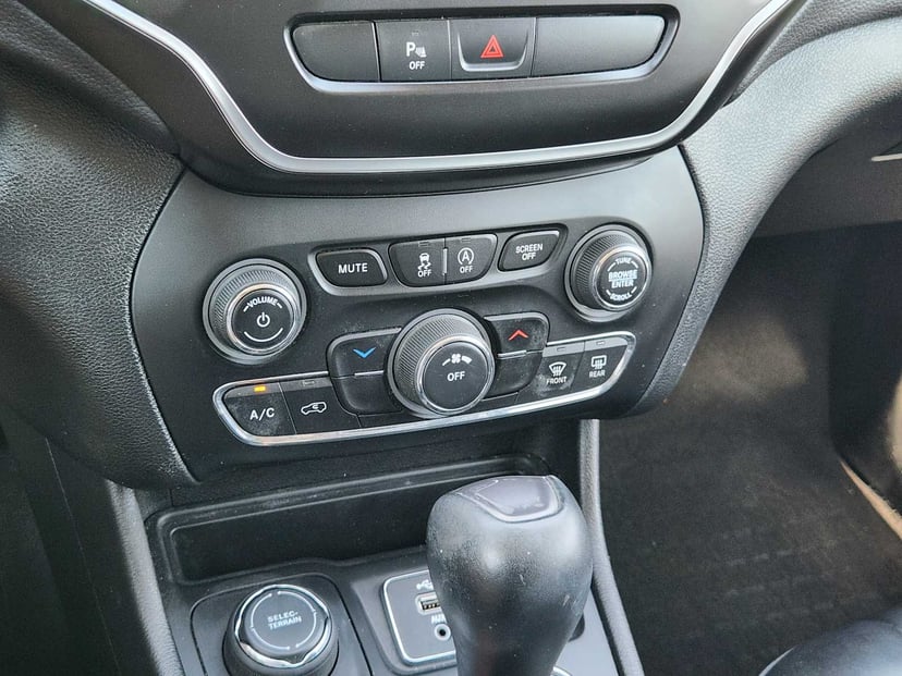 2019 Jeep Cherokee - Image 19