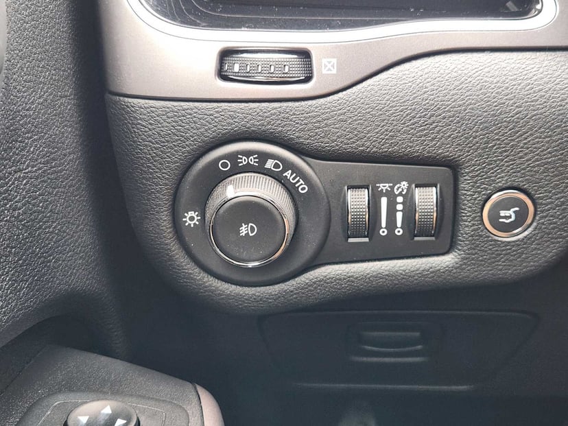 2020 Jeep Cherokee - Image 21
