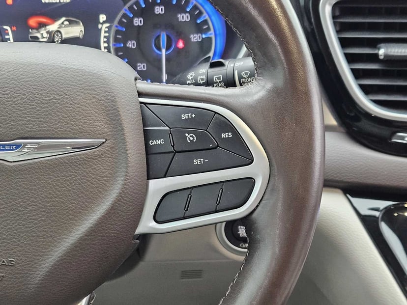 2018 Chrysler Pacifica - Image 25