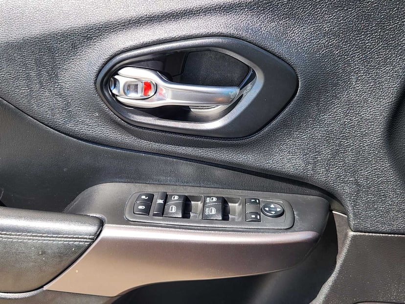 2019 Jeep Cherokee - Image 23