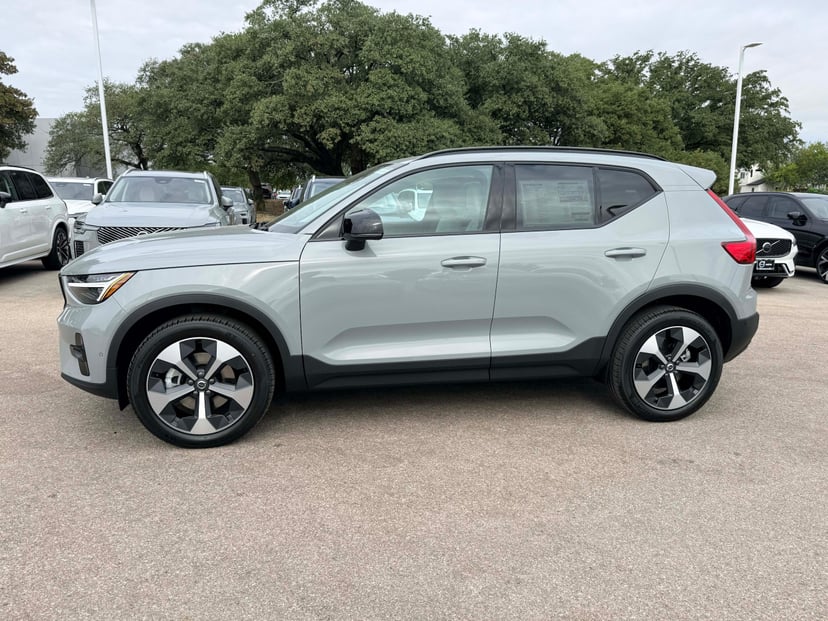 2026 Volvo XC40 - Image 1