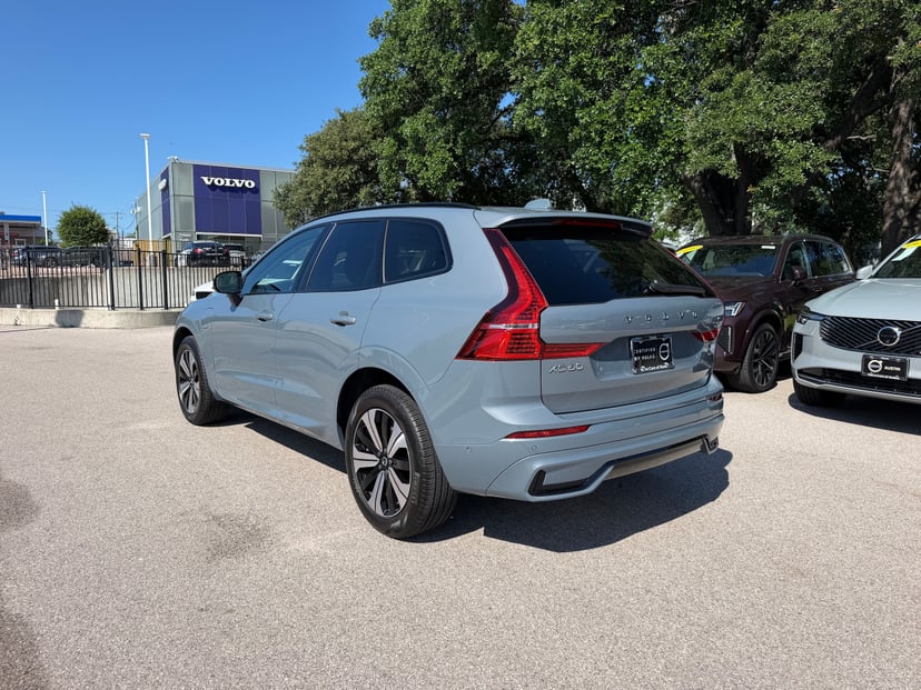 2023 Volvo XC60 Recharge Plug-In Hybrid - Image 2