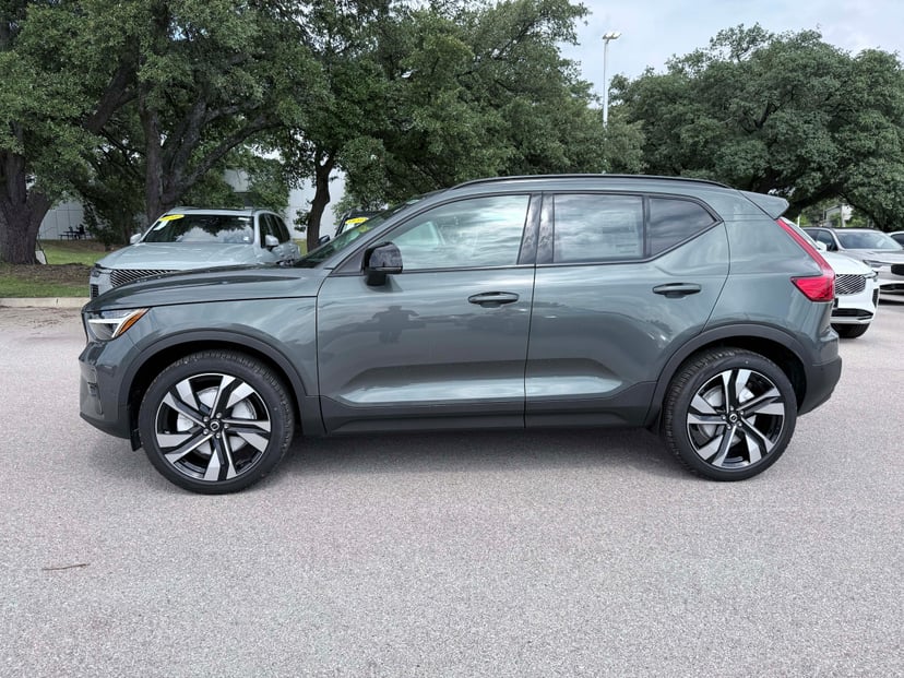 2026 Volvo XC40 - Image 2
