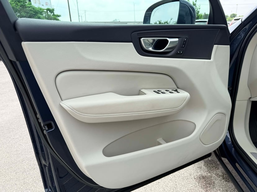 2023 Volvo XC60 - Image 9