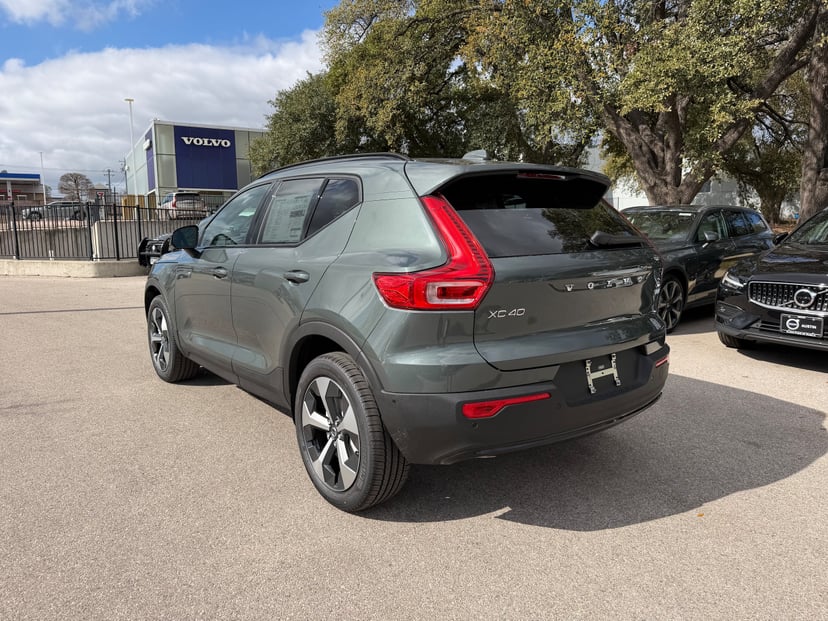 2026 Volvo XC40 - Image 4