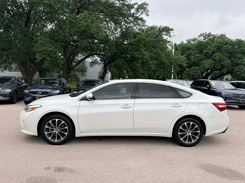 2018 Toyota Avalon - Image 2