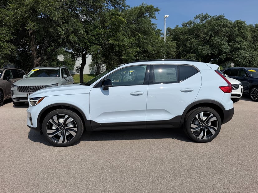 2026 Volvo XC40 - Image 2