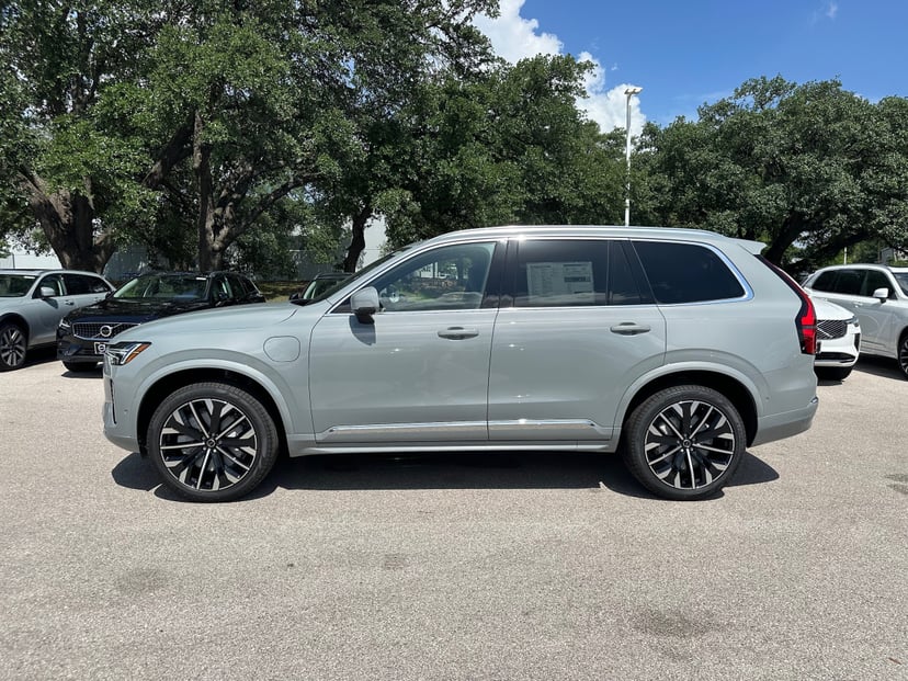 2026 Volvo XC90 plug-in hybrid - Image 2