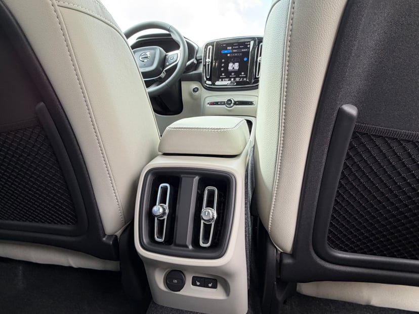 2026 Volvo XC40 - Image 11