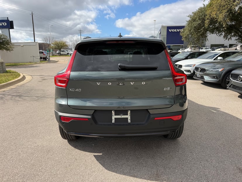 2026 Volvo XC40 - Image 5