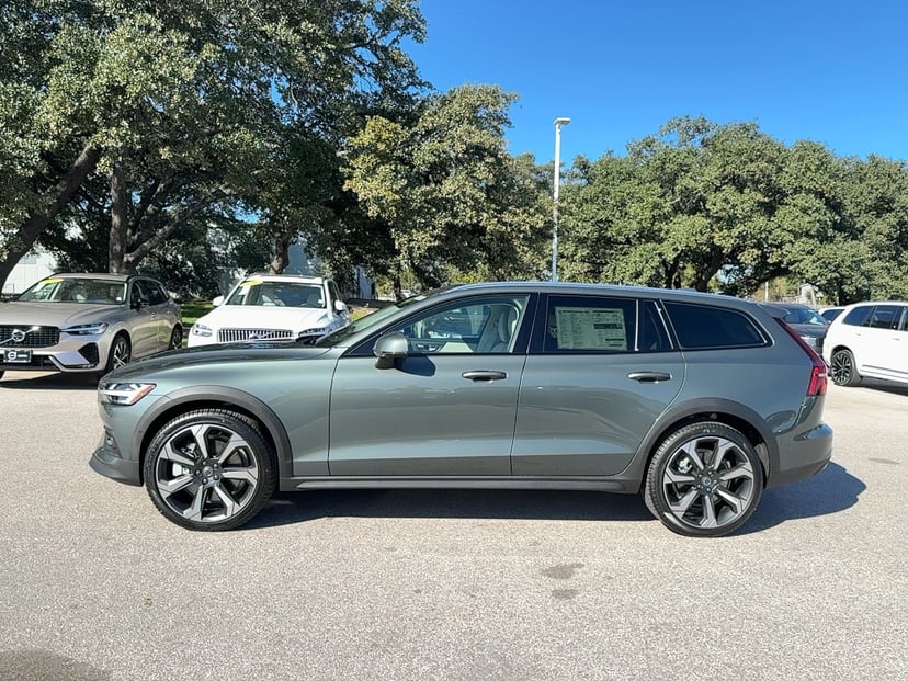 2026 Volvo V60 Cross Country - Image 2