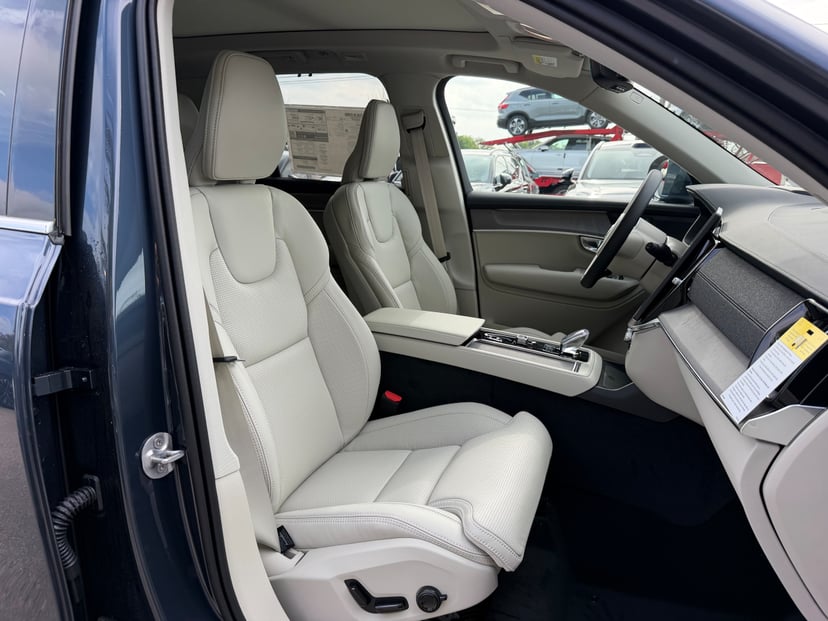 2026 Volvo XC90 plug-in hybrid - Image 7