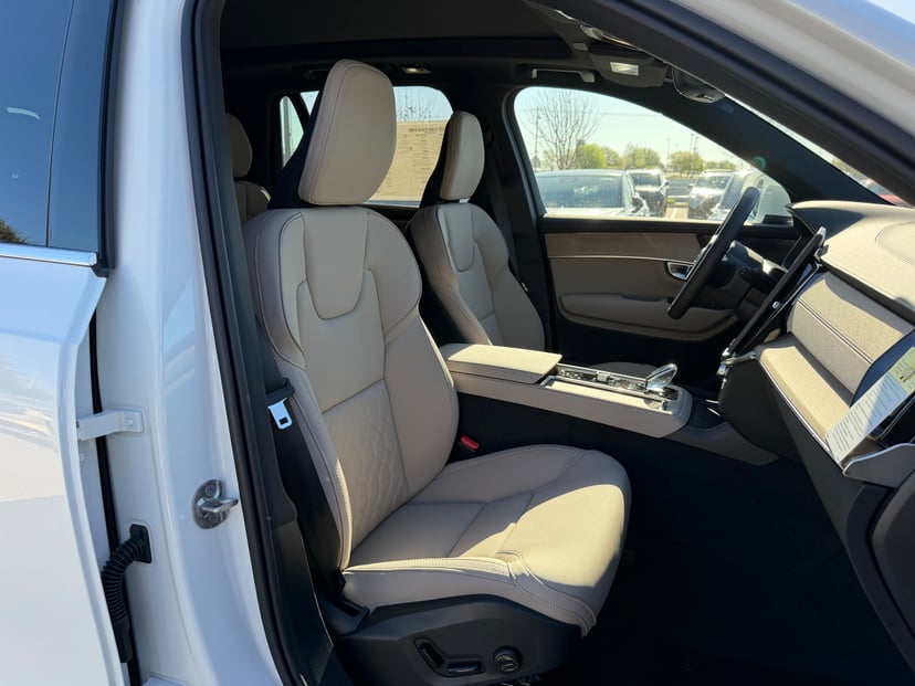 2026 Volvo XC90 plug-in hybrid - Image 8