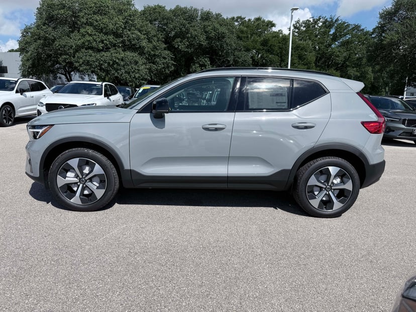 2026 Volvo XC40 - Image 2