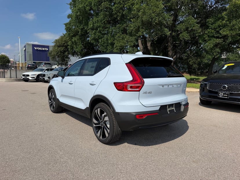 2026 Volvo XC40 - Image 3