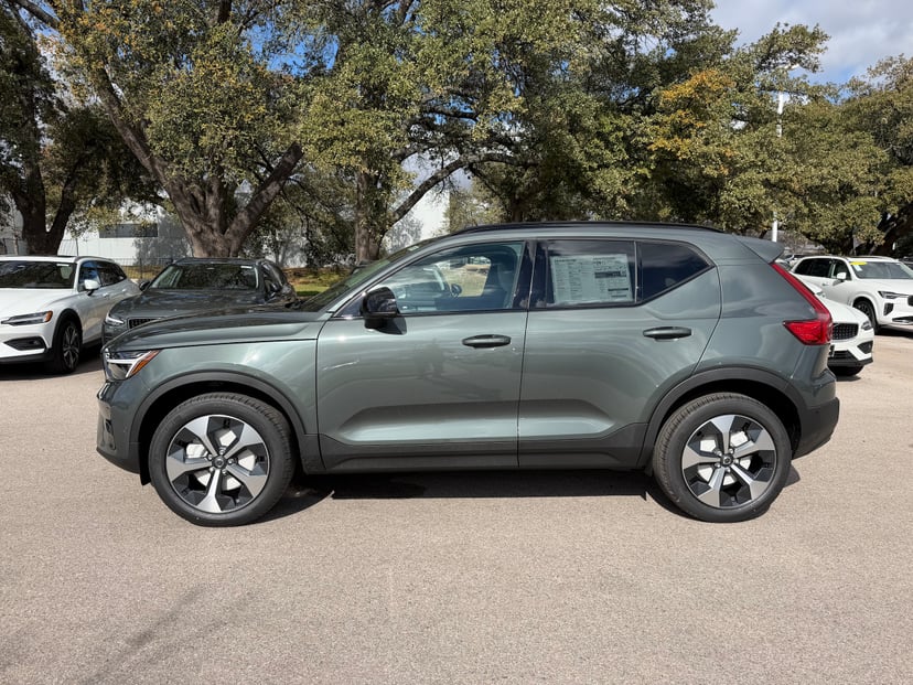 2026 Volvo XC40 - Image 3