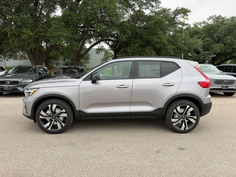 2026 Volvo XC40 - Image 2