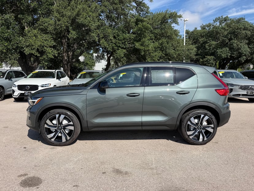 2026 Volvo XC40 - Image 2