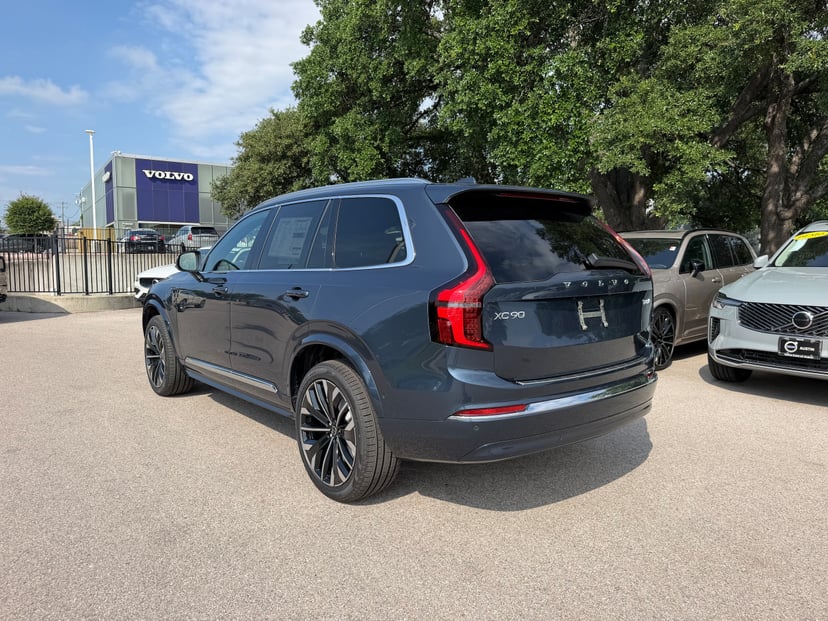 2026 Volvo XC90 plug-in hybrid - Image 3
