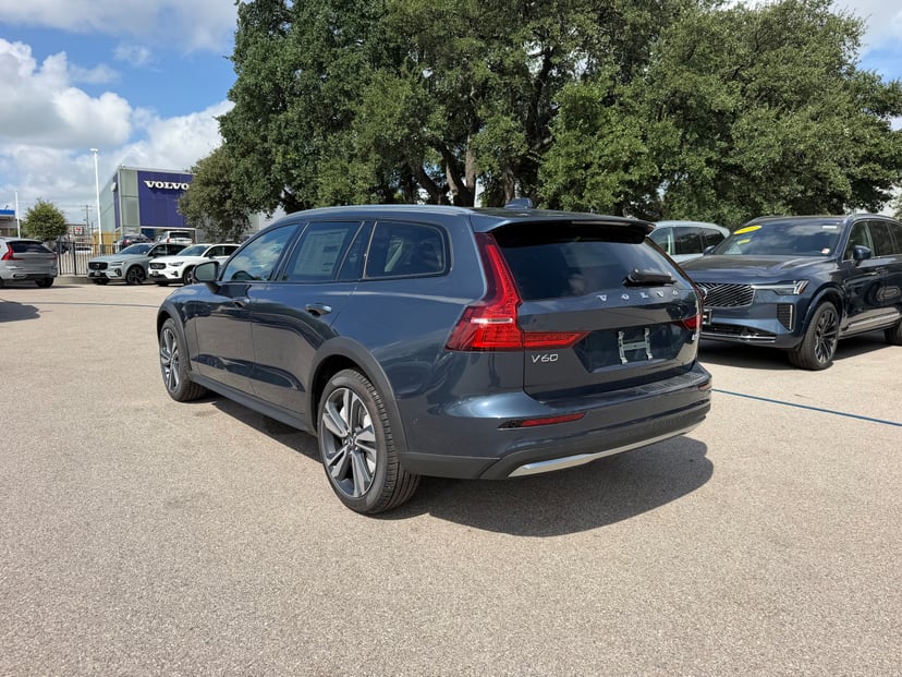 2026 Volvo V60 Cross Country - Image 3