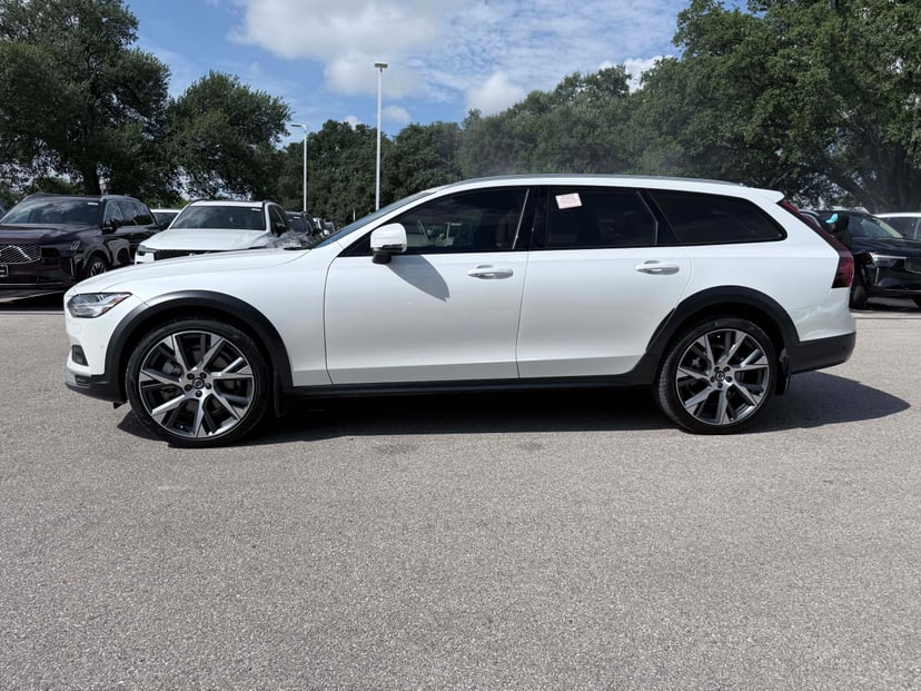2025 Volvo V90 Cross Country - Image 2