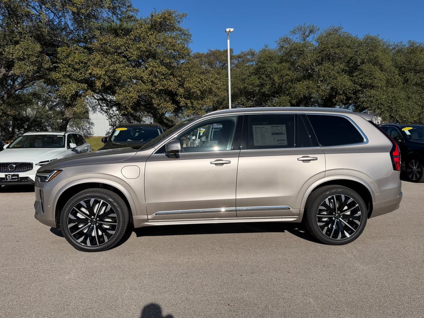 2026 Volvo XC90 plug-in hybrid - Image 3