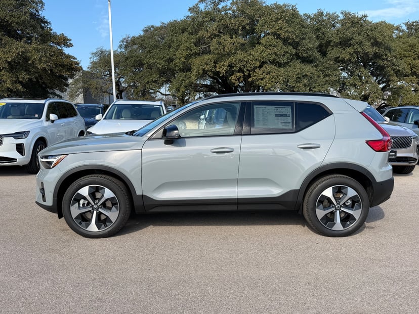 2026 Volvo XC40 - Image 1