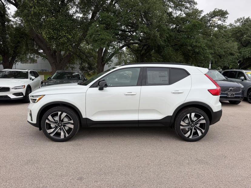 2026 Volvo XC40 - Image 3