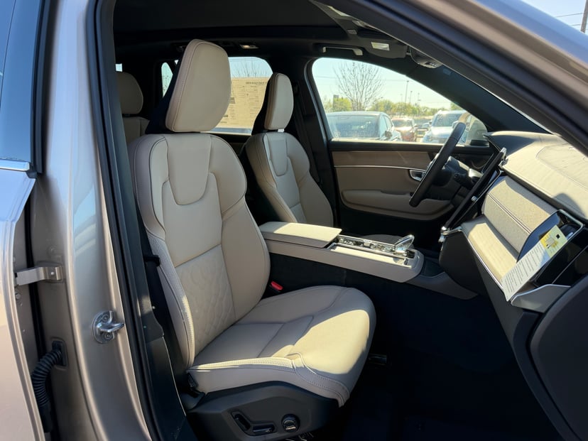 2026 Volvo XC90 plug-in hybrid - Image 8