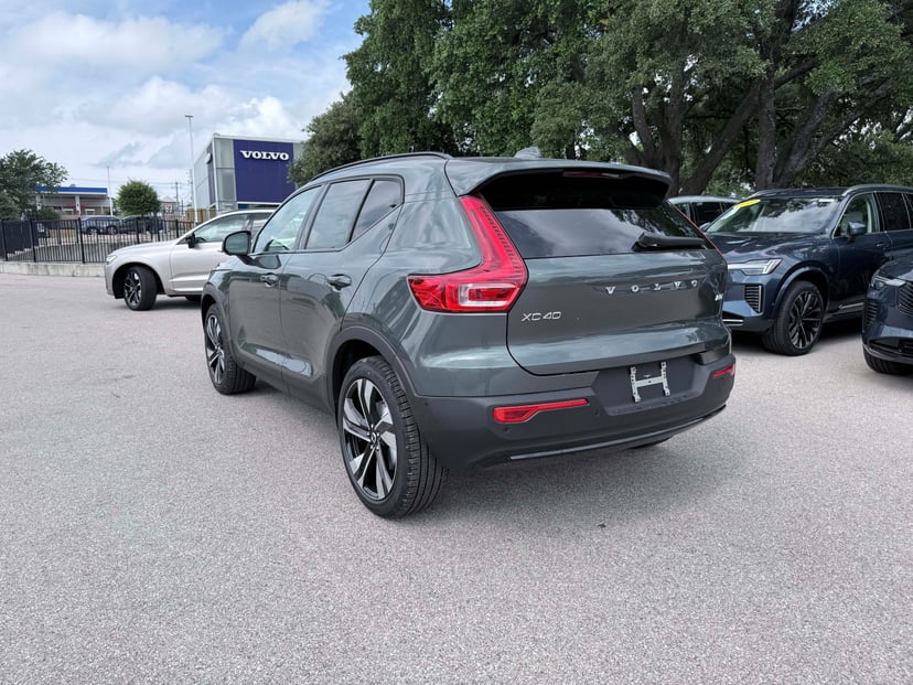 2026 Volvo XC40 - Image 3