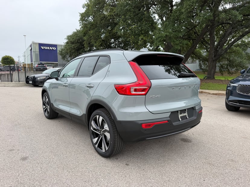 2026 Volvo XC40 - Image 2